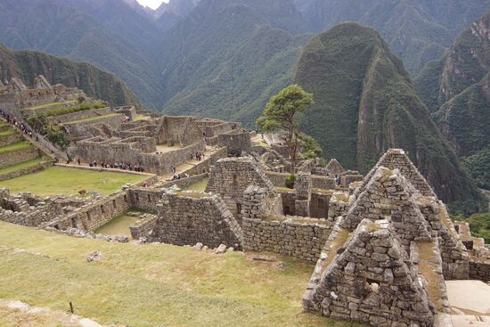Julio hat uns erklärt, dass der Hauptplatz der Anlage jährlich um 2cm sinkt.
Wegen der Menschenmassen! Deshalb soll die Anzahl der Besucher auch künftig gesenkt werden