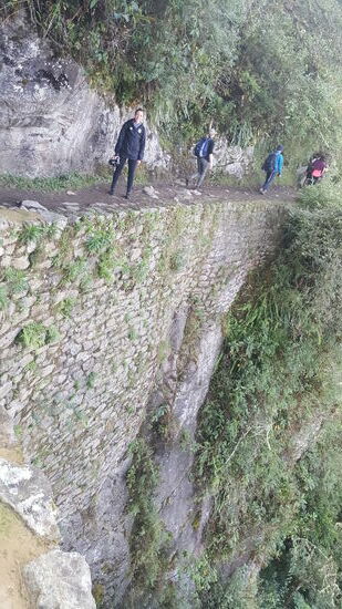 Thalia geht nah an die Inka-Bridge heran