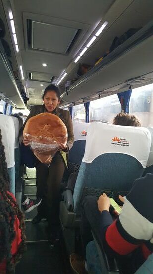 Während der Busfahrt darf sich jeder ein Stück Brot abreißen.