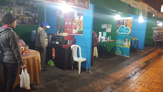 Hier in Puno ist heute und morgen eine Art Kaffee und Kakao-Markt. Nach unserer erfolgreichen Planung besuchen wir diesen und kaufen peruanischen Kaffee für zu Hause.