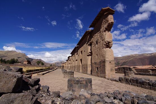Diese Ruinen werden der Tiwanaki Kultur zugeordnet und stammen aus 400 und 1200 nach Chr—hier sind die Tempelreste aus Vulkangestein und Lehm zu erkennen. 
Der Tempel wurde zur Ehre des Inkagottes Viracocha erschaffen