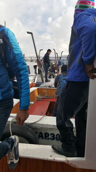 ...wir müssen also von einem Boot zum anderen hüpfen...