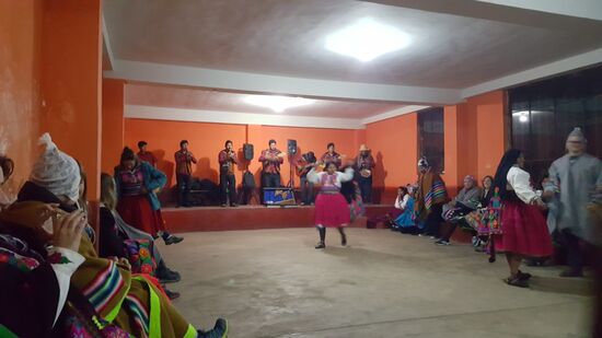 Eine Band spielt peruanische Musik-und diese ist wirklich gut!