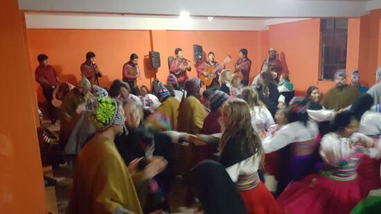 Es wird getanzt, mitgesungen, viele Fotos gemacht und natürlich Bier getrunken.
Besonders die Kinder haben einen Heidenspaß und ziehen uns immer wieder auf die Tanzfläche