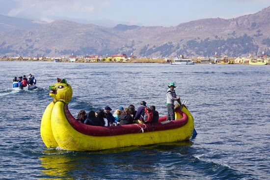 Auf dem Weg kommen uns immer wieder diese traditionellen Boote entgegen.