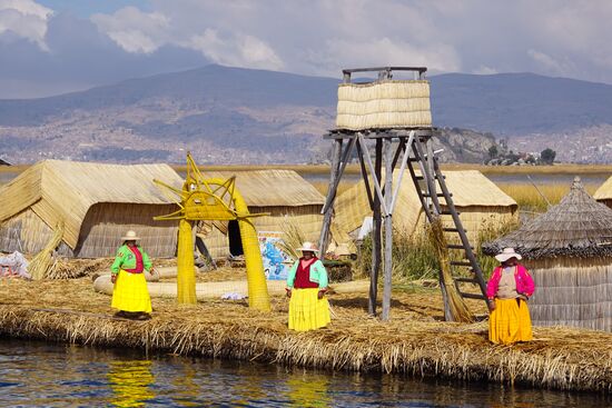 Die Frauen empfangen uns mit einer Gesangseinlage.