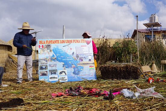 Unser Guide erzählt uns einiges über den See und die Inseln