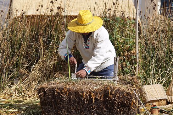 In die einzelnen Blöcke werden dann Pfähle geschlagen. Über diese werden sie mit Hilfe von Seilen miteinander verbunden.