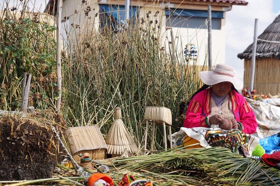 Während unser Guide erzählt, stricken die Frauen schon fleißig für ihre Verkaufsstände.