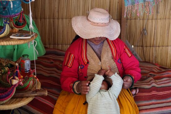 Wir verweilen nicht lange in der Hütte, denn die Frau möchte natürlich schnell zu ihrem Geschäft und Sachen verkaufen
