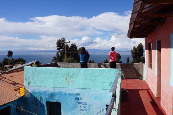 Zu der einfachen Toilette müssen wir die Treppe runter und in einen anderen Gebäudetrakt—jeder Gang dorthin, gerad nachts will wohlüberlegt sein. Ein Bad, sowie fließendes Wasser gibt es nicht