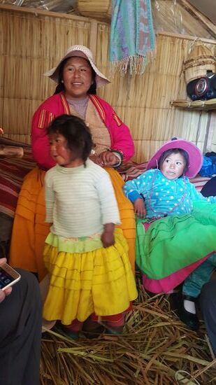 Die Kinder fallen besonders mit ihren dunklen Gesichtern und knallroten Bäckchen auf