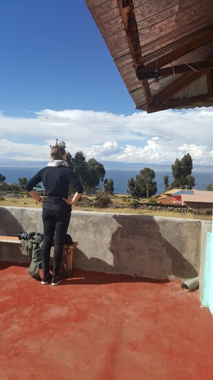 Unsere Zimmer sind oben in einem Anbau. Sehr einfach und nur mit einfachen Betten und einem Tisch und Stuhl bestückt