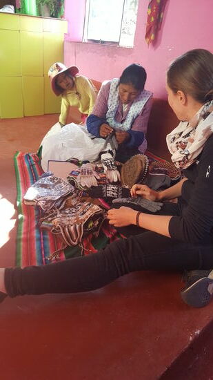 Natürlich ist auch Marinas Hauptjob das Handarbeiten—genau gesagt stricken. Sie zeigt uns ihre Arbeiten und natürlich kaufen wir wieder etwas.