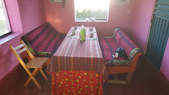 Unten in der Küche ist der Frühstückstisch für uns gedeckt.