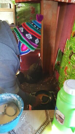 Fernando macht auf dem offenen Feuer Pancakes für uns und außerdem gibt es das typische selbstgebackene Brot und wie immer Erdbeermarmelade.