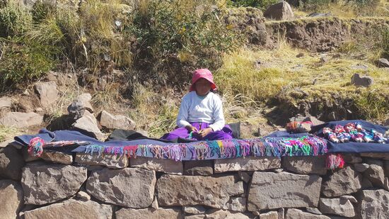 Wir gehen ein Stück weiter und treffen Kinder, die fleißig Armbänder knüpfen und verkaufen.