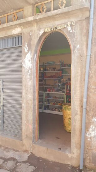 Hinter vielen Türen verstecken sich kleine Geschäfte.