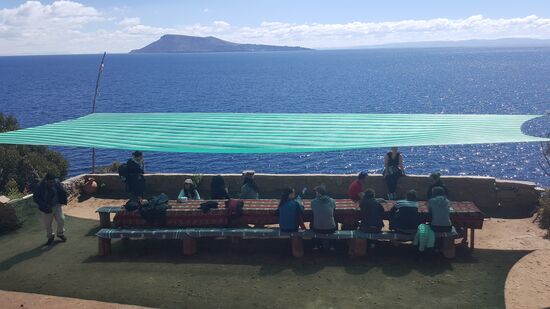 Nach einer guten halben Stunde sind wir am Ziel. Wir haben wieder viel Zeit an den Ständen vertrödelt und kommen als Letzte an.
Man achte auf das Mädchen links, sie hat eine Rolle Toilettenpapier vor sich auf dem Tisch. Für manche ein komisches Bild, aber für Backpacker ein „MUSS“ das immer bei sich zu haben.
