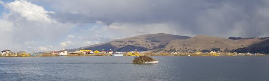 Kurz bevor wir nach Puno kommen, fahren wir noch einmal an den „Uros“ -Inseln vorbei.