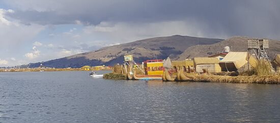 Eine halbe Stunde später —um 15 Uhr sind wir im Hafen von Puno.