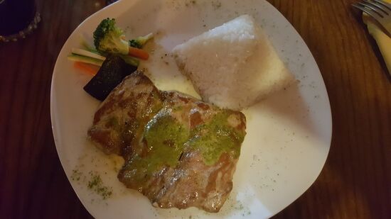 Es werden viele Touristen-Menüs für 20 Soles angeboten. Wir entscheiden uns für eines in einem italienischen Lokal. Wir werden nicht enttäuscht. Kleine Portionen, aber ausreichend und lecker. Hier mein Hauptgang: Lama gegrillt