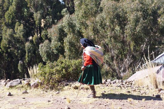 ... oder Frauen, die etwas schleppen.
