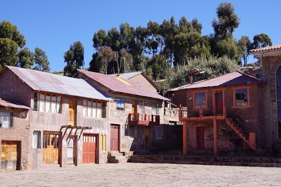 Hier gibt es eine Halle voll mit Strickwaren. Vor der Tür sieht man sogar Männer, die am Stricken sind und dabei stehen oder herumgehen.