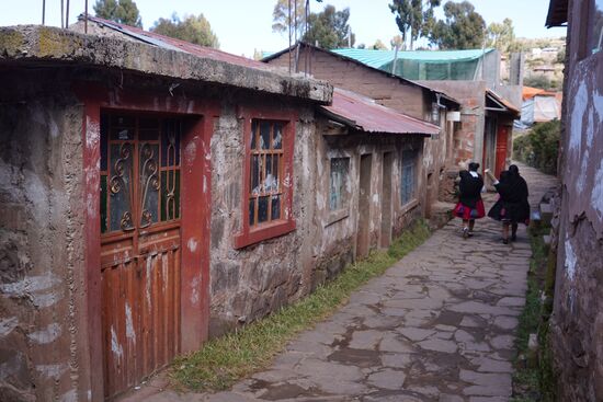 Überall sieht man Frauen in ihrer typischen Tracht.