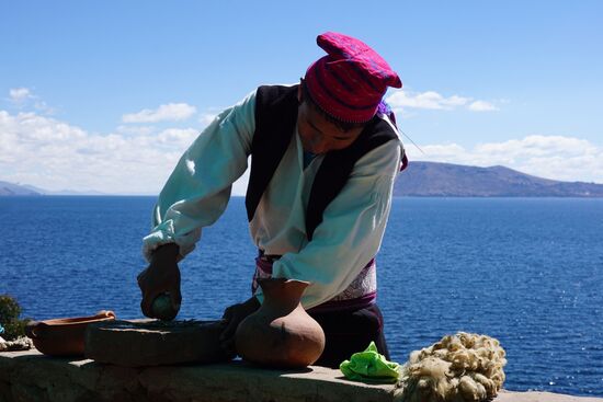 Vor dem Essen bekommen wir noch demonstriert, wie aus einer Pflanze Shampoo gemacht wird. Tatsächlich wäscht er anschließend ein Stück schmutziges Lammfell und es ist blitzsauber. Es ist tatsächlich so, dass es in Peru sehr viele ökologische Produkte gibt.