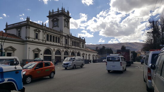 Um 14.30 Uhr sind wir in La Paz—unser Gepäck können wir im Tickethäuschen unserer Busgesellschaft deponieren
