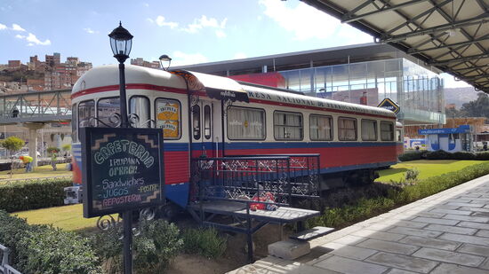 Witzig- wie in Berlin: ein Eisenbahnwaggon als Restaurant umgebaut