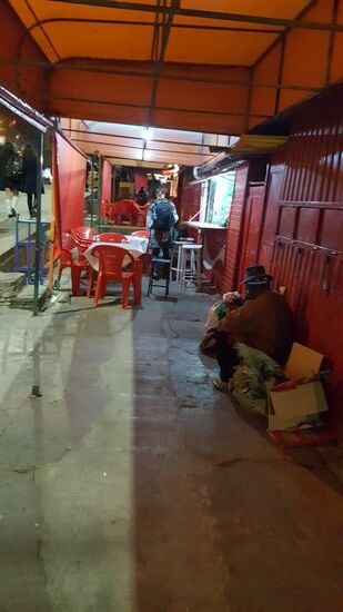 Abends essen wir am Busbahnhof noch eine Hühnersuppe. Hier machen es sich 2 Omas gerade für die Nacht gemütlich. Es ist immer traurig zu sehen, wie die alten Leute hier auf der Straße leben. Wir haben immer einige Münzen in der Tasche uns spenden eifrig