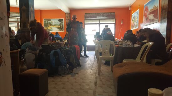 Ein typisches Backpacker Cafe. Die Hälfte der Bodenfläche nehmen die Rucksäcke ein. An der einzigen Toilette heißt es Schlange stehen, weil alle sich hier nochmal fix die Zähne putzen.