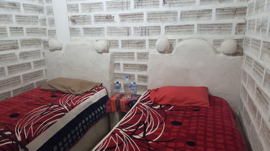 Unser Zimmer—nett anzusehen, aber auch wieder eisekalt. Immerhin richtige Matratzen und 4 warme Decken pro Bett