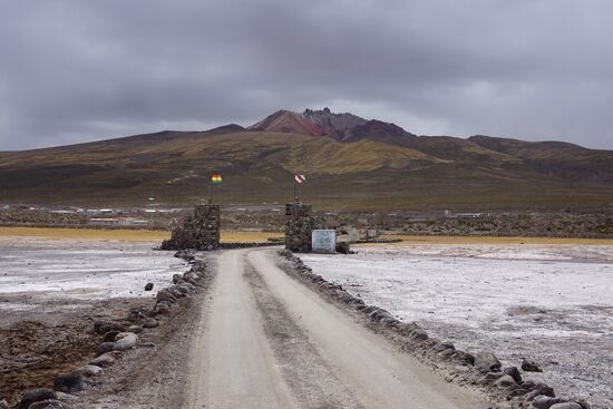 Der 5435m hohe Vulkan Tunupa —er erscheint hier nicht so hoch, da wir uns ja selber schon auf über 3600m befinden