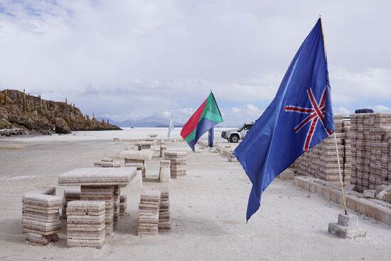 Tische und Hocker aus Salz laden zum Picknick ein, die Temperaturen von ca 0 Grad aber weniger.