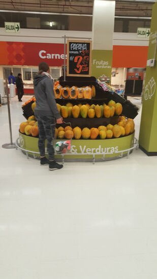 Wir haben Hunger und schlagen zu—unter anderem eine halbe Papaya