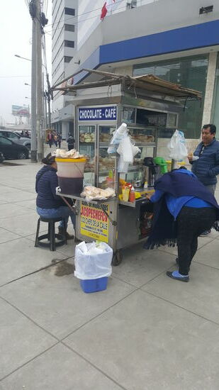 Überall gibt es Stände mit Brötchen und Weißbrot. Wir kaufen einige—Stück ca 60 Cent—auch hier wieder nett und man hat nicht das Gefühl einen speziellen Touri.Preis zu zahlen