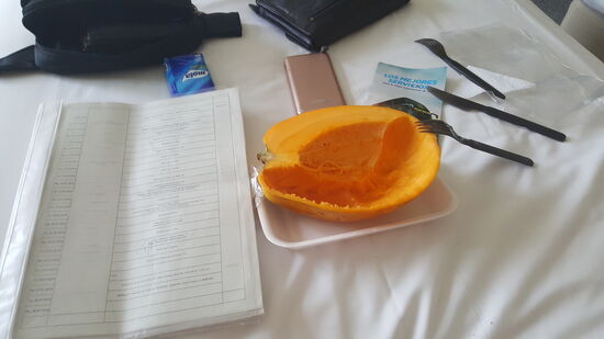 Im Zimmer wird erstmal gegessen und an der Tour gearbeitet...