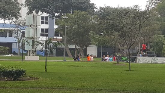 ZUMBA—-im Park vor unserem Hotel, mit einem schicken Zumba-Lehrer...