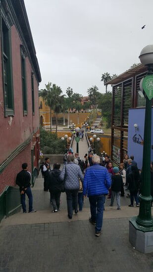 Wir stoppen im Bezirk „Barranco“ -er gilt als der schönste Stadtteil Limas-hier reihen sich kleine Restaurants und Bars aneinander.
Im 19 Jahrhundert war dies der Zufluchtsort der Reichen und Schönen, die im Sommer der heißen Innenstadt Limas entkommen wollten und hier an der Steilküste wunderschöne Häuser errichten ließen.