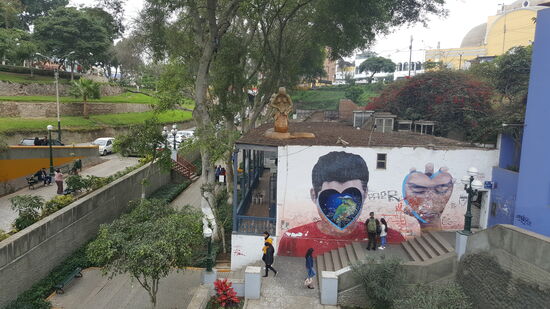 Abends gibt hier in den typischen „Peñas“ -das sind Musikklubs -Musik-und Tanzaufführungen. Es ist heute das Viertel der Künstler und Musiker-der Freidenker und Bohemiens-