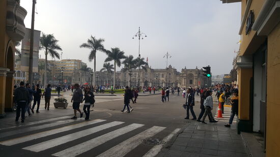 Dann stoppen wir an einem großen Platz und steigen noch einmal aus-wieder fällt uns auf, dass viel Polizei präsent ist