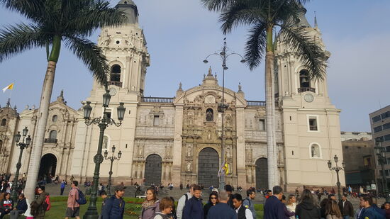 Hier fanden heute einige Trauungen statt,wir sehen einige Brautpaare...