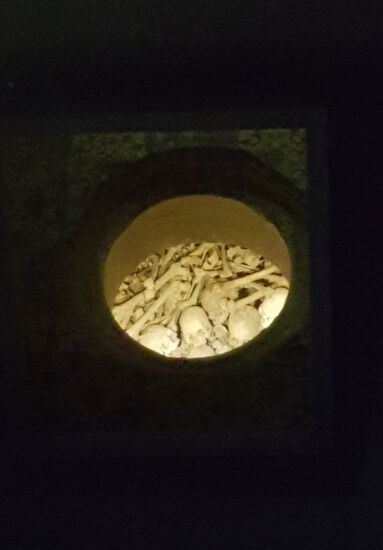 In der Gruft liegen Gebeine