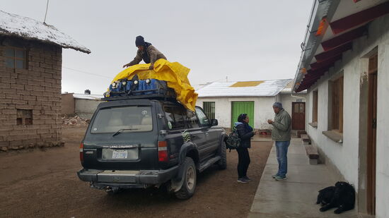 Eine Plastikplane schützt sie vor Regen oder Schnee.