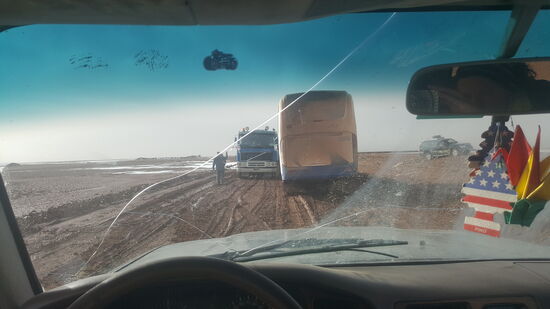 Die LKWs stecken fest und versperren den Weg...