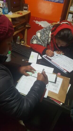 Sehr umständlich, aber akkurat werden hier die Tickets von Hand ausgestellt und jeder wird in eine Liste eingetragen