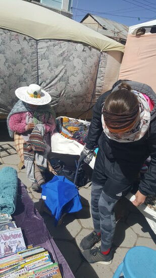 Hier ist auch wieder Markt und die Omis stricken